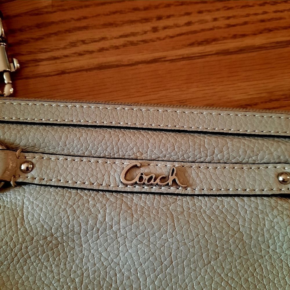 💐COACH Vintage Pebbled Leather Wristlet TIMELESS! - Picture 3 of 13